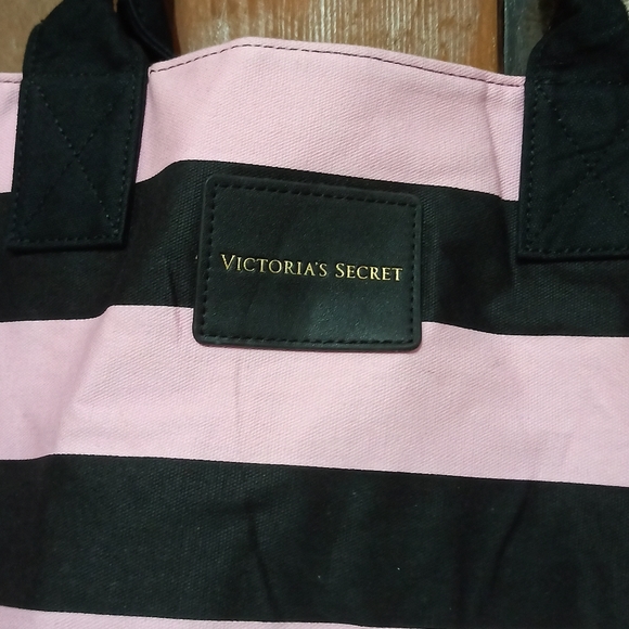 Victoria's Secret - Picture 3 of 5